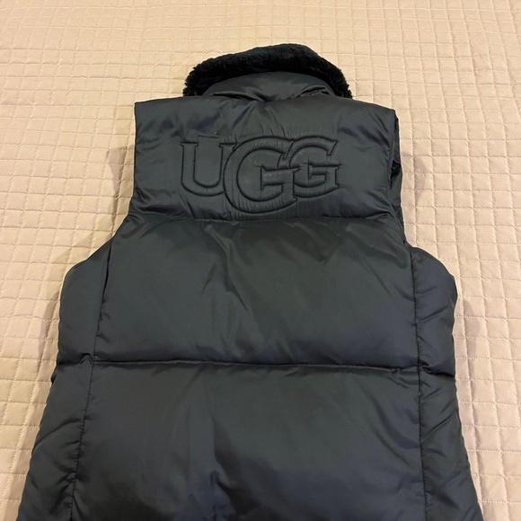 Black UGG vest (size XS) - Picture 4 of 4